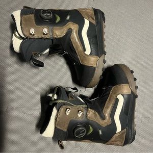 Women’s 8 Vans Snowboard Boots Like New